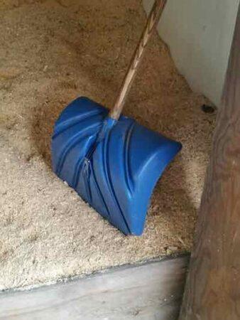 snow shovel for loose bulk shavings