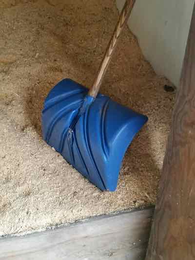 snow shovel for loose bulk shavings