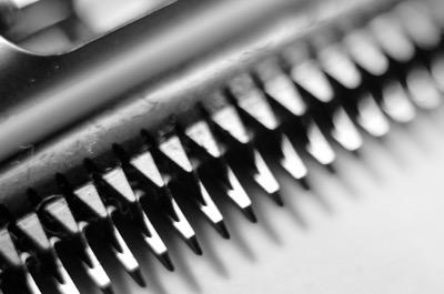 up close of clipper blade teeth