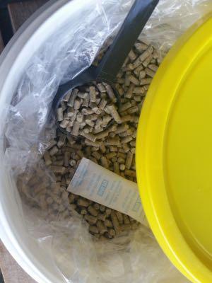 horse supplement in tub with desiccant pack