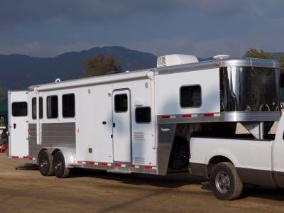 horse trailer gooseneck with white pickup