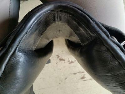 saddle gullet near the pommel