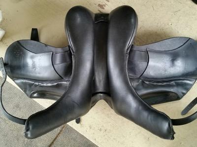 underneath a saddle showing the gullet and flaps